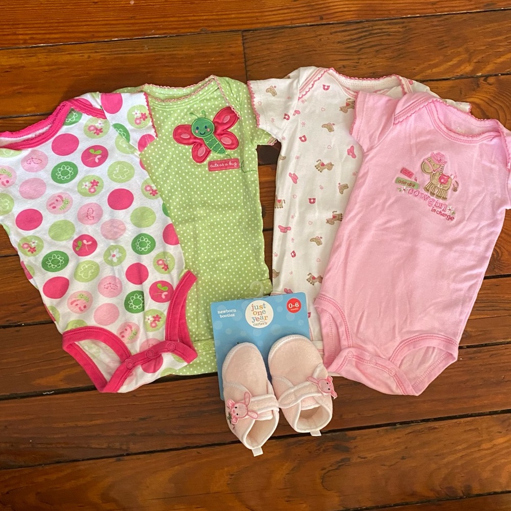 Carter’s Set of 4 Onesie Bundle Size 0-3 Months & Booties